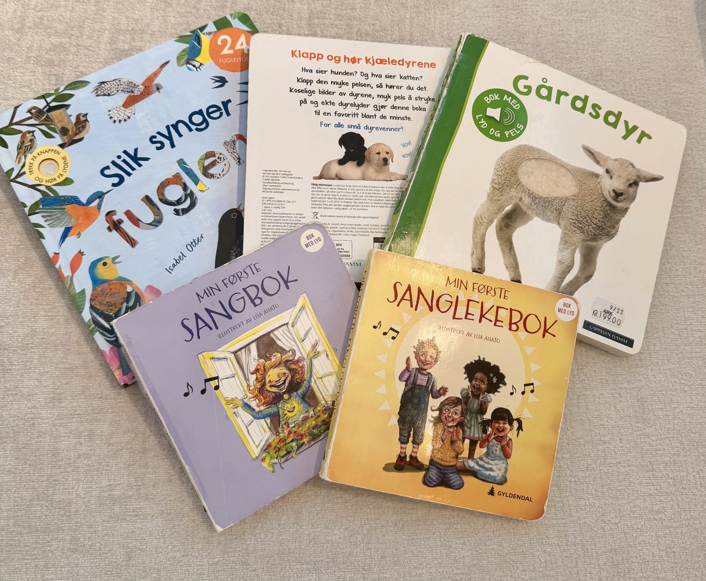 Bunken vår av godt brukte sang- og lydbøker: Min første sangbok, Min første sanglekebok, Gårdsdyr og Slik synger fuglene